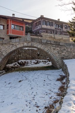 Bulgaristan 'ın Sofya Bölgesi' nin tarihi Koprivshtitsa kentindeki Tipik Sokak ve eski evler