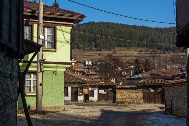 Bulgaristan 'ın Sofya Bölgesi' nin tarihi Koprivshtitsa kentindeki Tipik Sokak ve eski evler