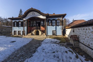Bulgaristan 'ın Sofya Bölgesi' nin tarihi Koprivshtitsa kentindeki Tipik Sokak ve eski evler