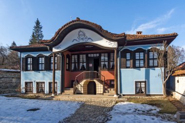 Bulgaristan 'ın Sofya Bölgesi' nin tarihi Koprivshtitsa kentindeki Tipik Sokak ve eski evler