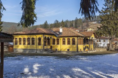 Bulgaristan 'ın Sofya Bölgesi' nin tarihi Koprivshtitsa kentindeki Tipik Sokak ve eski evler