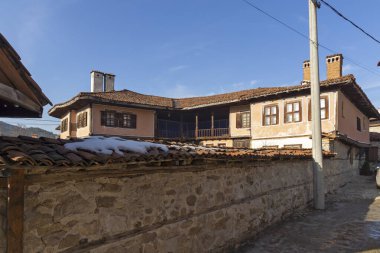 Bulgaristan 'ın Sofya Bölgesi' nin tarihi Koprivshtitsa kentindeki Tipik Sokak ve eski evler