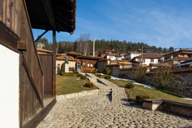 Bulgaristan 'ın Sofya Bölgesi' nin tarihi Koprivshtitsa kentindeki Tipik Sokak ve eski evler