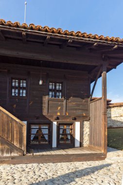 Bulgaristan 'ın Sofya Bölgesi' nin tarihi Koprivshtitsa kentindeki Tipik Sokak ve eski evler