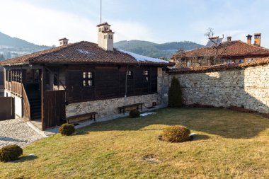 Bulgaristan 'ın Sofya Bölgesi' nin tarihi Koprivshtitsa kentindeki Tipik Sokak ve eski evler