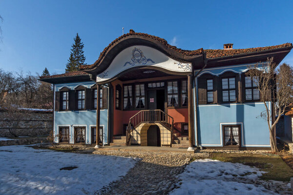 Улица Фашистская и старые дома в историческом городе Иштица, Софийская область, Болгария