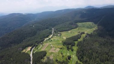 Bulgaristan 'ın Rila ve Rhodopes dağı arasındaki Yundola bölgesinin şaşırtıcı hava manzarası