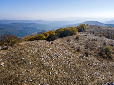 Bulgaristan 'ın Pernik Bölgesi Golemi zirvesi yakınlarındaki Erul dağının şaşırtıcı sonbahar manzarası