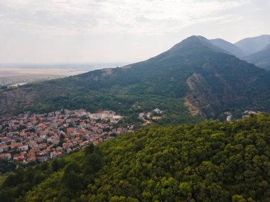 Bulgaristan 'ın Filibe Bölgesi Asenovgrad kentinin hava manzaralı kenti