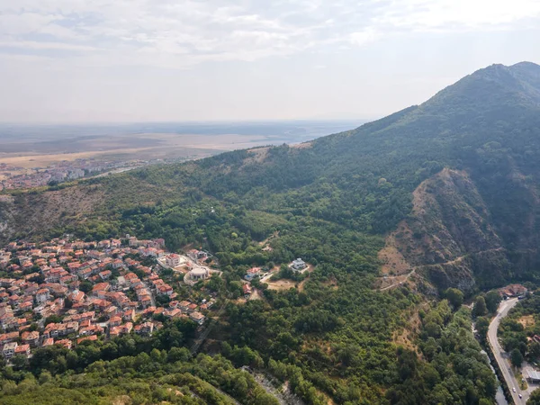 Bulgaristan 'ın Filibe Bölgesi Asenovgrad kentinin hava manzaralı kenti