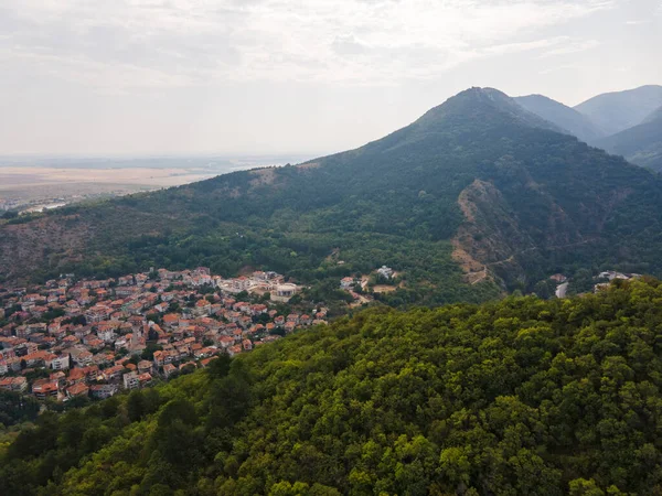 Bulgaristan 'ın Filibe Bölgesi Asenovgrad kentinin hava manzaralı kenti