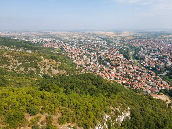Bulgaristan 'ın Filibe Bölgesi Asenovgrad kentinin hava manzaralı kenti