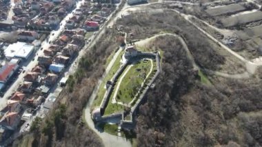 Bulgaristan 'ın Pazardzhik bölgesindeki Peshtera kasabasındaki Antik Bizans kalesinin havadan görünüşü