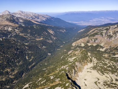 Bulgaristan 'ın Polezhan Tepesi yakınlarındaki Pirin Dağı' nın şaşırtıcı hava manzarası