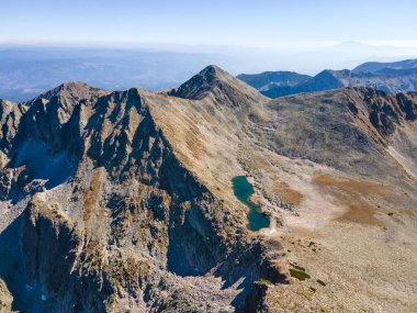 Bulgaristan 'ın Polezhan Tepesi yakınlarındaki Pirin Dağı' nın şaşırtıcı hava manzarası