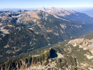Bulgaristan 'ın Polezhan Tepesi yakınlarındaki Pirin Dağı' nın şaşırtıcı hava manzarası