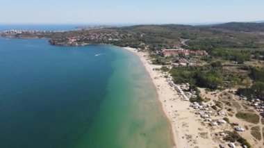Bulgaristan 'ın Burgaz Bölgesi' nin Sozopol kasabası yakınlarındaki Gradina (Bahçe) plajının havadan manzarası 