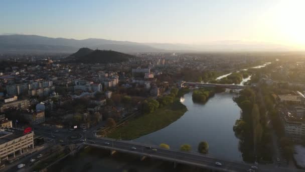 ブルガリアのプロヴディフ市へのマリッツァ川とパノラマの素晴らしい空中ビュー — ストック動画
