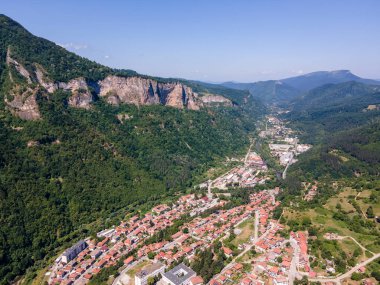 Bulgaristan 'ın Balkan Dağları, Lovech bölgesindeki Teteven kasabasının hava manzarası