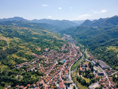 Bulgaristan 'ın Balkan Dağları, Lovech bölgesindeki Teteven kasabasının hava manzarası