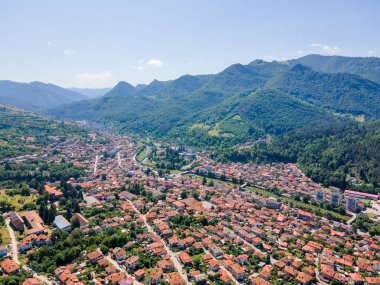Bulgaristan 'ın Balkan Dağları, Lovech bölgesindeki Teteven kasabasının hava manzarası