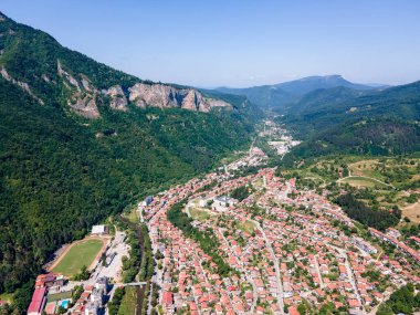 Bulgaristan 'ın Balkan Dağları, Lovech bölgesindeki Teteven kasabasının hava manzarası