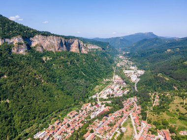 Bulgaristan 'ın Balkan Dağları, Lovech bölgesindeki Teteven kasabasının hava manzarası