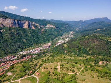 Bulgaristan 'ın Balkan Dağları, Lovech bölgesindeki Teteven kasabasının hava manzarası