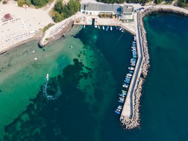 Bulgaristan 'ın Burgaz Bölgesi' ndeki Kiten kasabasının Güney Sahili 'nin şaşırtıcı hava manzarası