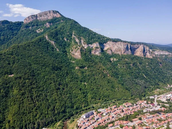 Bulgaristan 'ın Balkan Dağları, Lovech bölgesindeki Teteven kasabasının hava manzarası