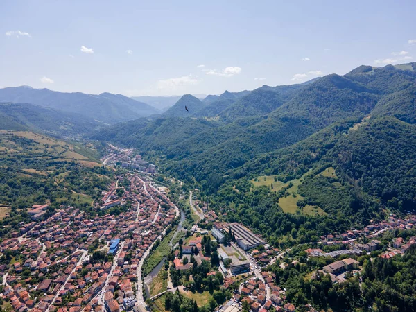 Bulgaristan 'ın Balkan Dağları, Lovech bölgesindeki Teteven kasabasının hava manzarası