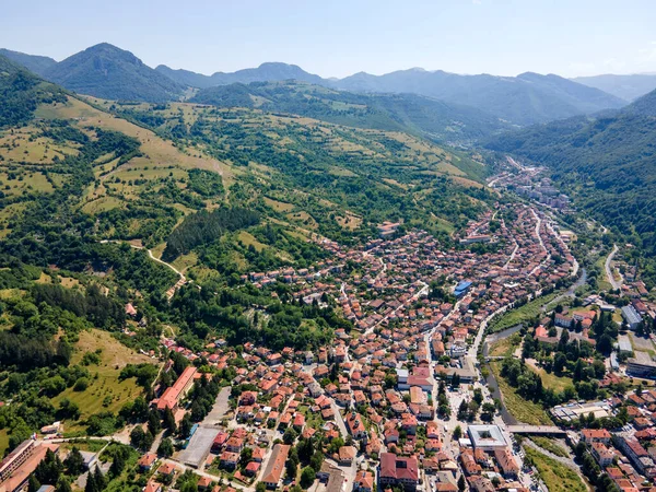 Vista Aérea Cidade Teteven Nas Montanhas Balcânicas Região Lovech Bulgária — Fotografia de Stock