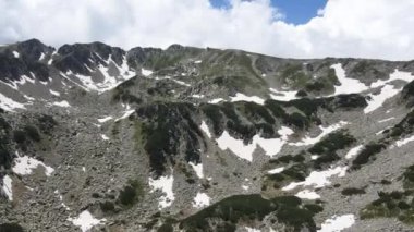 Bulgaristan 'ın Muratov zirvesi yakınlarındaki Pirin Dağı' nın şaşırtıcı hava manzarası