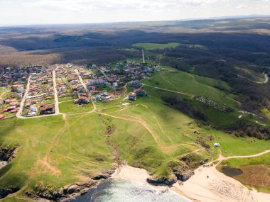Bulgaristan 'ın Burgaz Bölgesi Sinemorets kasabası yakınlarındaki Karadeniz kıyı şeridinin hava manzarası