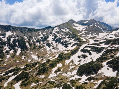 Bulgaristan 'ın Popovo Gölü yakınlarındaki Pirin Dağı' nın şaşırtıcı hava manzarası