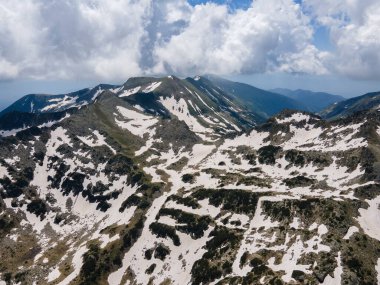 Bulgaristan 'ın Popovo Gölü yakınlarındaki Pirin Dağı' nın şaşırtıcı hava manzarası