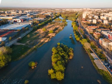 Bulgaristan 'ın Filibe kenti Maritsa nehri ve panoramasının şaşırtıcı hava manzarası