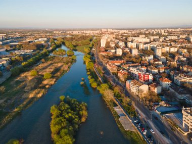 Bulgaristan 'ın Filibe kenti Maritsa nehri ve panoramasının şaşırtıcı hava manzarası