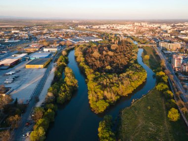 Bulgaristan 'ın Filibe kenti Maritsa nehri ve panoramasının şaşırtıcı hava manzarası