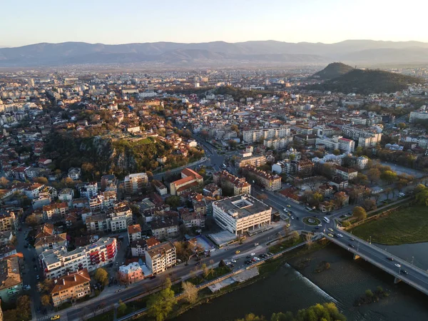 ブルガリアのプロヴディフ市へのマリッツァ川とパノラマの素晴らしい空中ビュー — ストック写真
