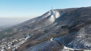 Bulgaristan 'ın Sofya kenti Boyana İlçesi yakınlarındaki Vitosha Dağı' nın hava kışı manzarası