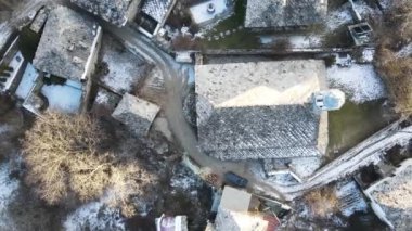 Bulgaristan 'ın Blagoevgrad bölgesindeki Otantik 19. yüzyıl evleriyle Dolen Köyü' nün hava manzarası