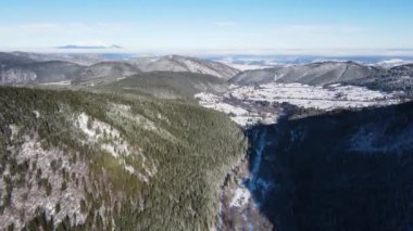 Bulgaristan 'ın Sofya Bölgesi Beli Iskar nehri yakınlarındaki Rila Dağı' nın kış manzarası