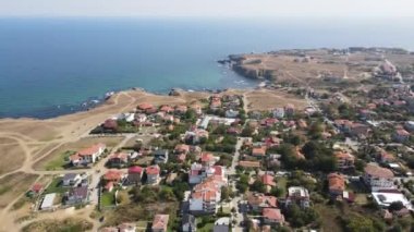 Bulgaristan 'ın Burgaz Bölgesi Sinemorets kasabası yakınlarındaki Karadeniz kıyı şeridinin hava manzarası
