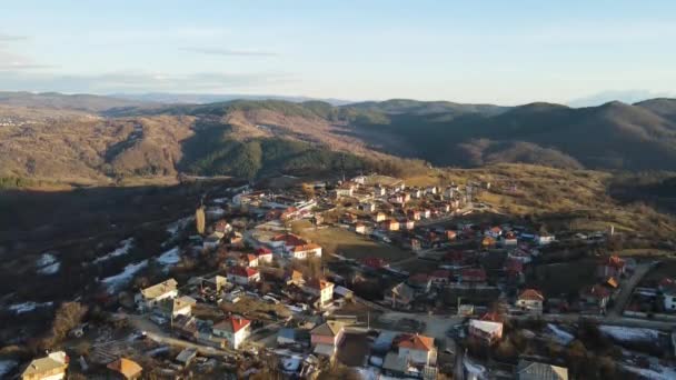 保加利亚Blagoevgrad地区纯正19世纪房屋的山羊村冬季空中景观 — 图库视频影像