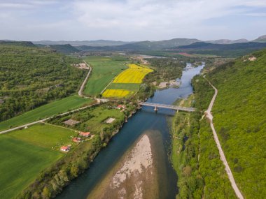 Arda Nehri, Bulgaristan 'ın Haskovo Bölgesi' nin Pchelari köyü yakınlarındaki Doğu Rodoplardan geçiyor.