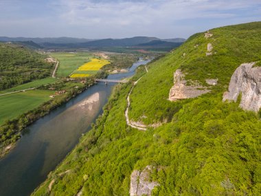 Arda Nehri, Bulgaristan 'ın Haskovo Bölgesi' nin Pchelari köyü yakınlarındaki Doğu Rodoplardan geçiyor.