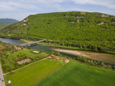 Arda Nehri, Bulgaristan 'ın Haskovo Bölgesi' nin Pchelari köyü yakınlarındaki Doğu Rodoplardan geçiyor.