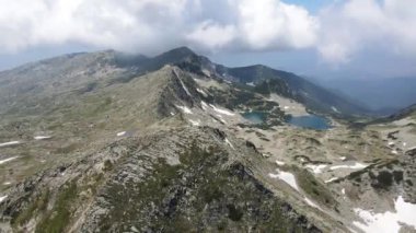 Bulgaristan 'ın Muratov zirvesi yakınlarındaki Pirin Dağı' nın şaşırtıcı hava manzarası