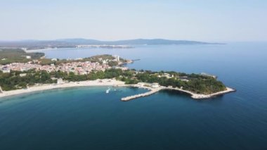 Bulgaristan 'ın Burgaz Bölgesi' ndeki Kiten kasabasının Güney Sahili 'nin şaşırtıcı hava manzarası 